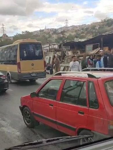 Kapısı açık giden yolcu minibüsünden düşen bir kişi ağır yaralandı