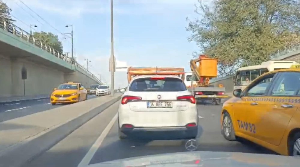 Trafikte tehlikeli anlar: O anlar böyle görüntülendi