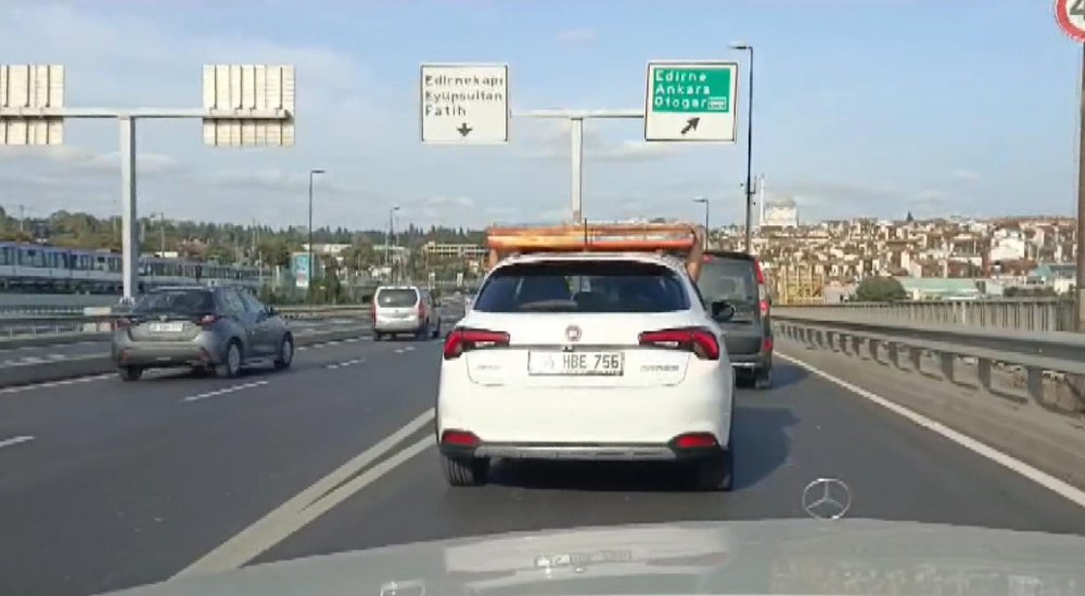 Trafikte tehlikeli anlar: O anlar böyle görüntülendi