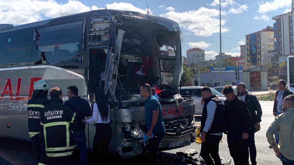 Yolcu otobüsü ile tır çarpıştı: 3 yaralı