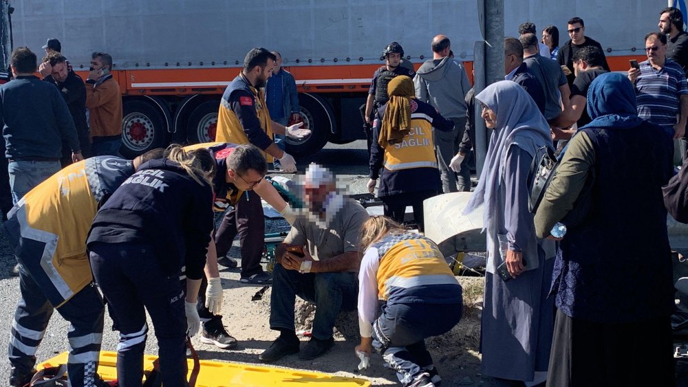 Yolcu otobüsü ile tır çarpıştı: 3 yaralı