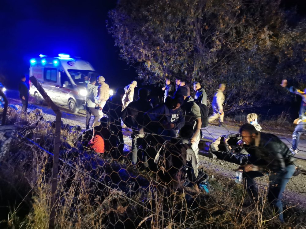 Kaçak göçmenlerin taşındığı minibüs kaza yaptı! 5 kişi olay yerinden kaçtı: 20 yaralı