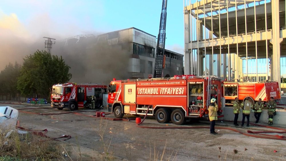 Fabrika yangını 5 saat sonra söndürüldü