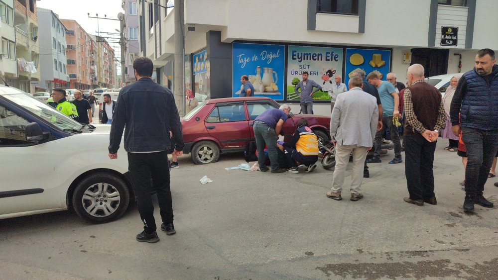 Hafif ticari araçla çarpışan motosikletteki dede- torun yaralandı