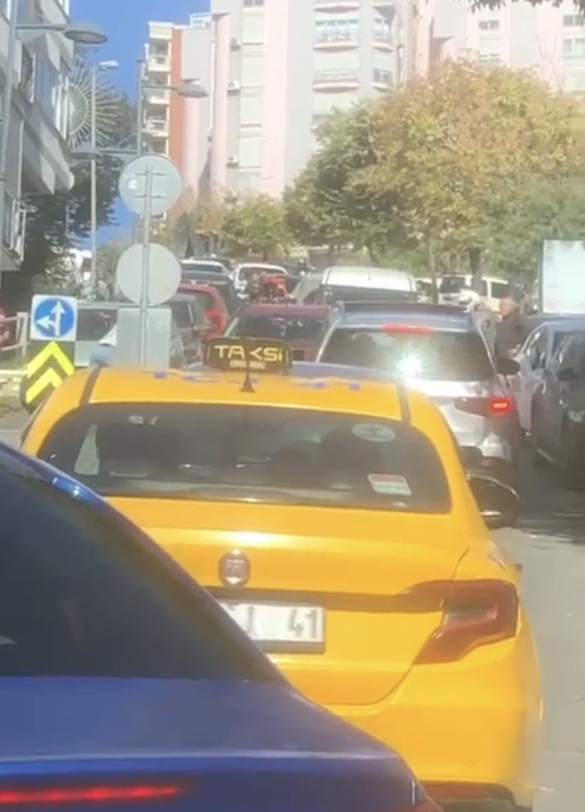 Sopalı yol tartışması kameraya yakalandı