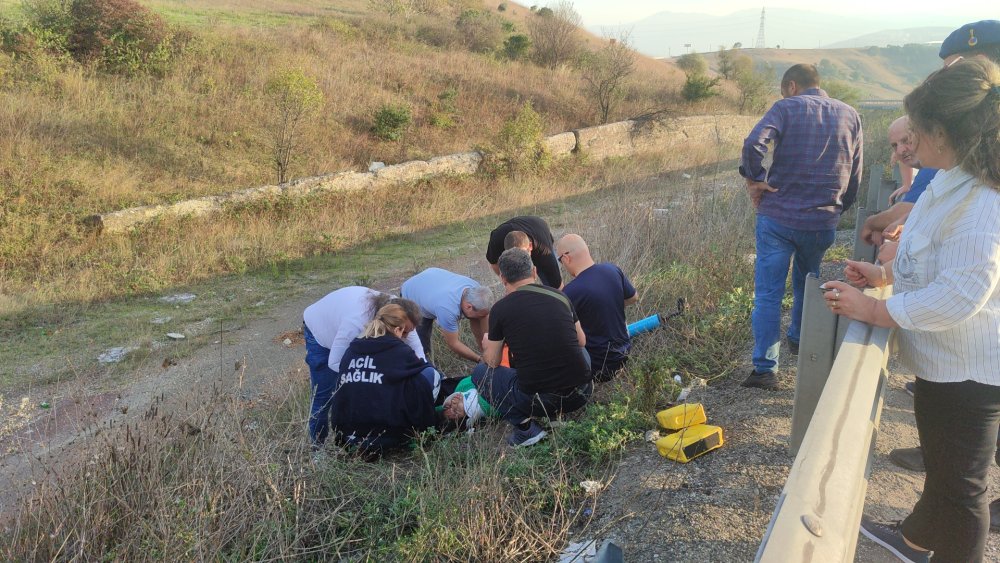 Virajda kontrolden çıkan motosiklet bariyere çarptı: 2 yaralı