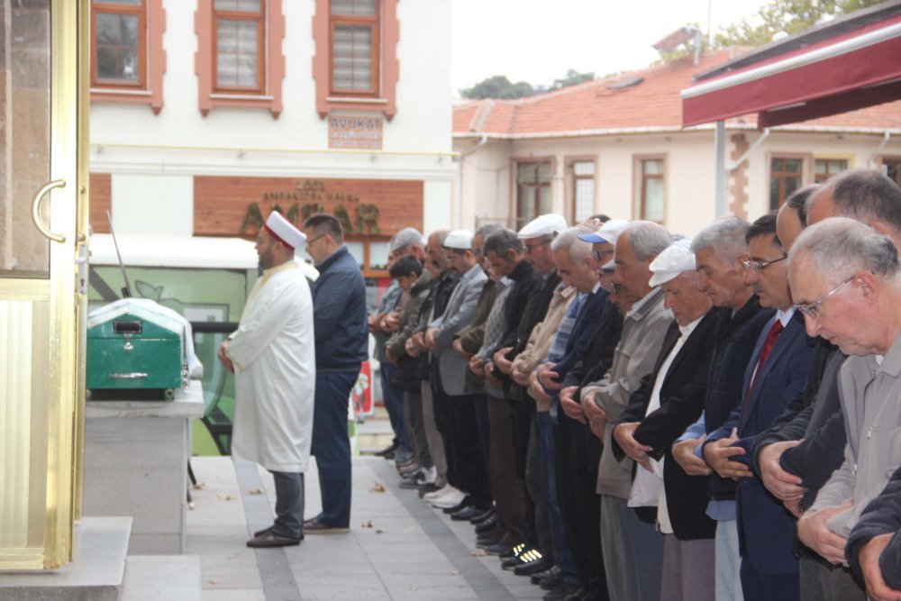 Tarlada ölü bulunan küçük çocuk toprağa verildi