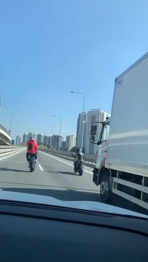 Trafikte çifte tehlike! Biri ön tekerini kaldırdı, diğeri görüntüledi..