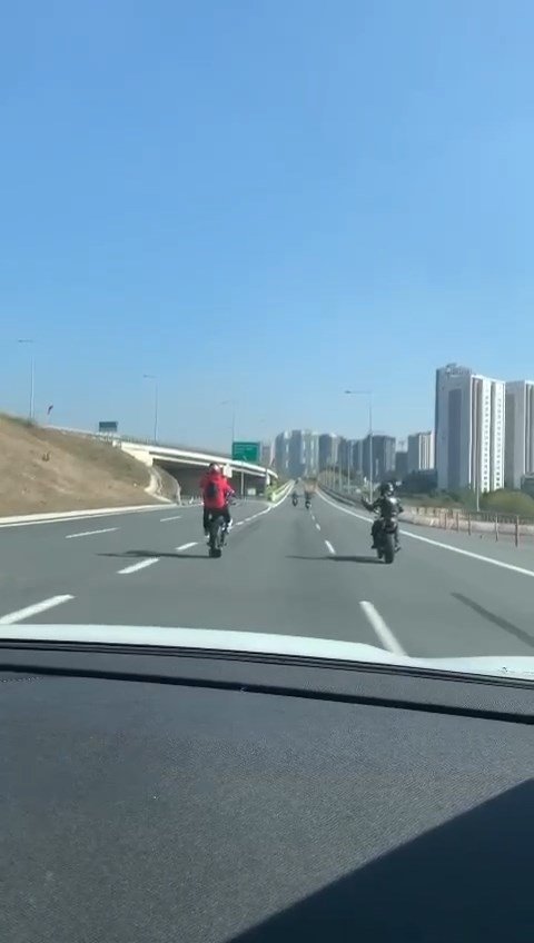 Trafikte çifte tehlike! Biri ön tekerini kaldırdı, diğeri görüntüledi..