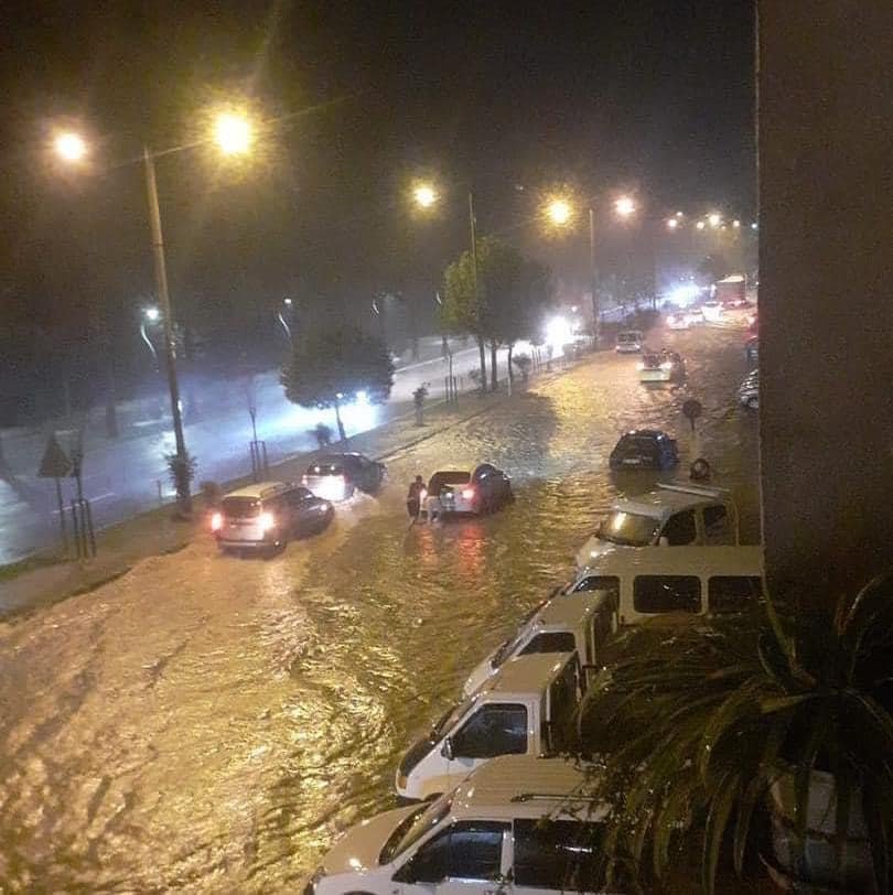 Sağanak yağış yüzünden cadde ve sokaklar göle döndü