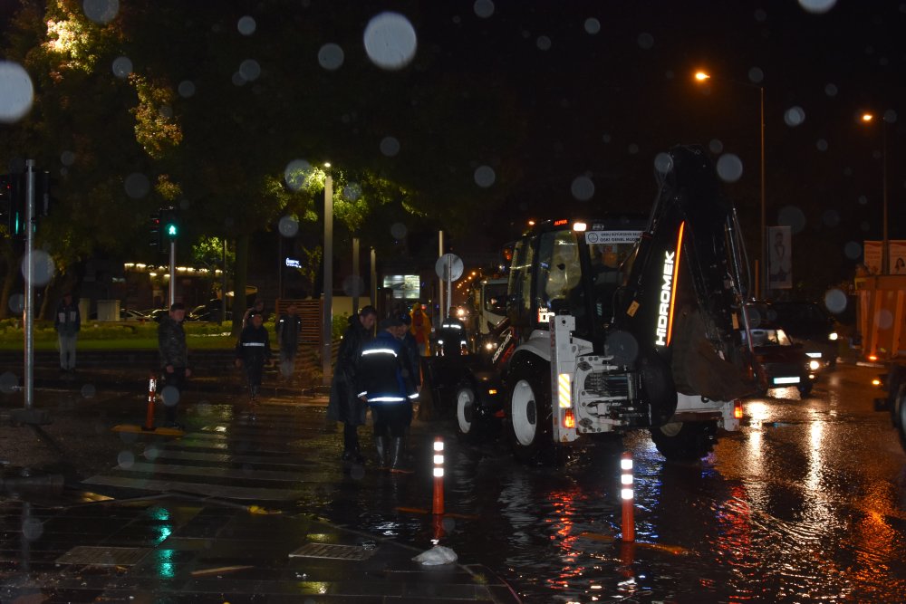 Sağanak yağış yüzünden cadde ve sokaklar göle döndü