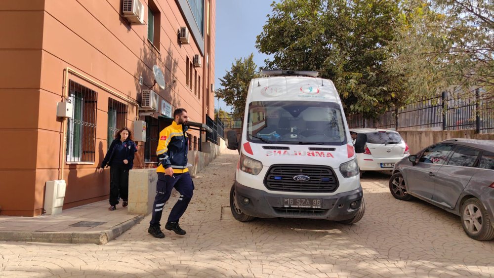 Babası ve ablasını darbeden şizofreni hastası sağlıkçılara da saldırdı; tutuklandı