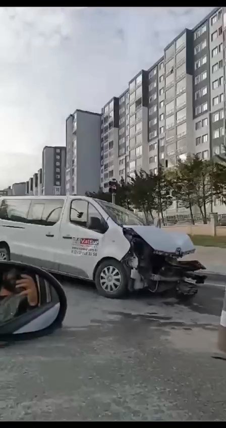 Feci kaza! Önce minibüse ardından yolcu alan İETT otobüsüne çarptı: Yaralılar var