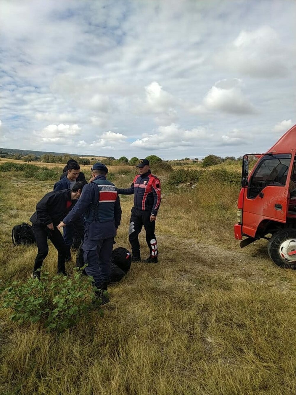 Saman balyalarının arasındaki göçmenler yakalandı