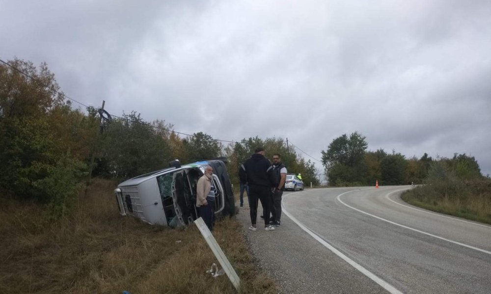 Yolcu minibüsü devrildi: Çok sayıda yaralı var