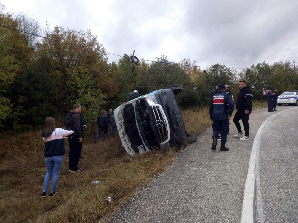 Yolcu minibüsü devrildi: Çok sayıda yaralı var