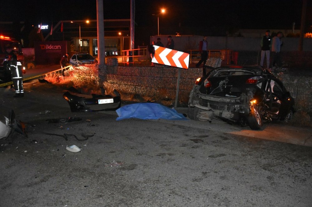 Karşı şeride geçen otomobil önce cipe, sonra duvara çarptı; karı- koca öldü, 2 yaralı