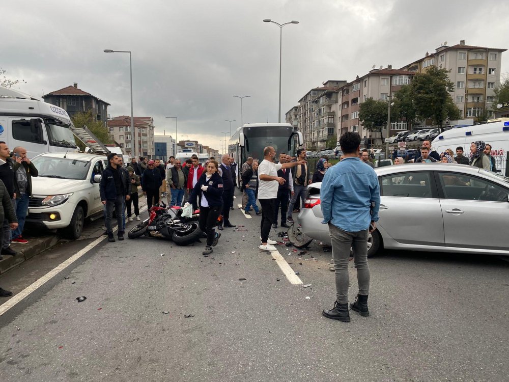 Motosiklet sürücüsünün otomobile çarptığı kaza anı kamerada: 1 yaralı