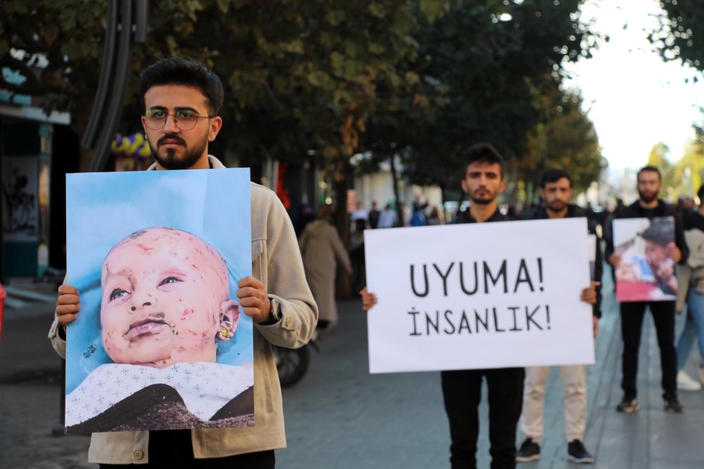 Üniversiteli gençlerden "sessizlik" protestosu