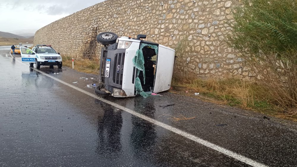 Yolcu minibüsü devrildi: 2'si ağır, 14 yaralı