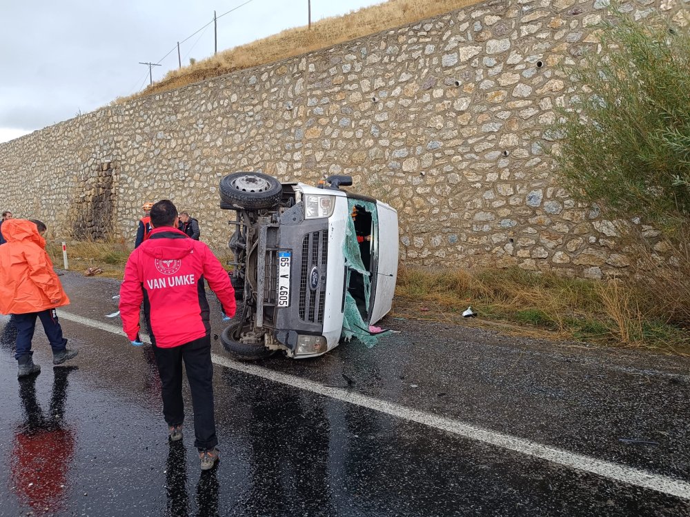 Yolcu minibüsü devrildi: 2'si ağır, 14 yaralı