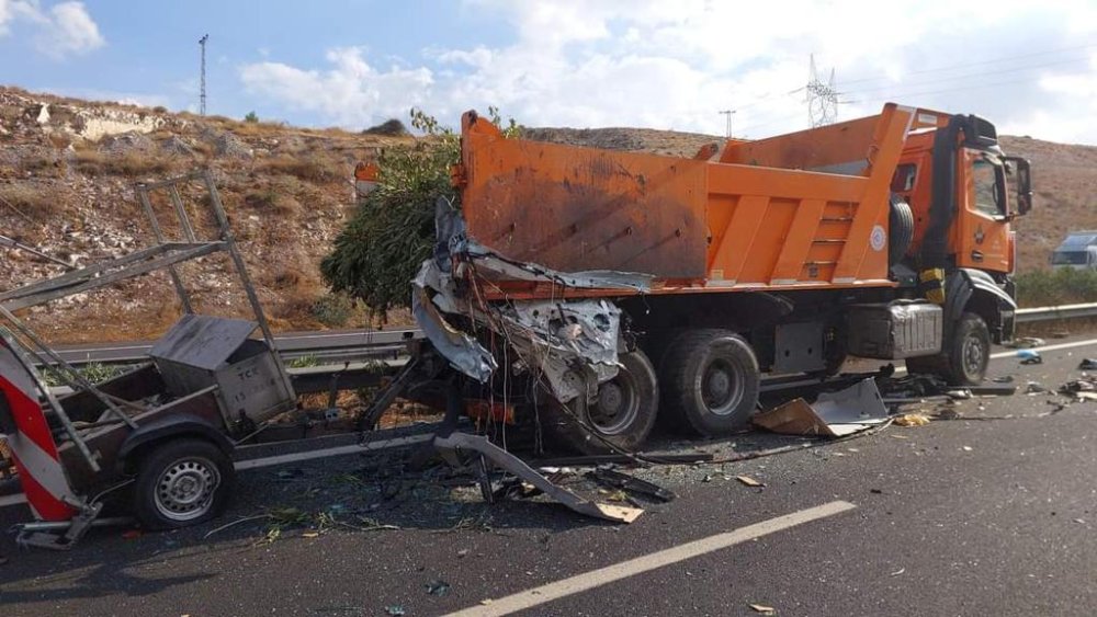 Yolcu minibüsü, park halindeki kamyona arkadan çarptı: 5 ölü, 5 yaralı