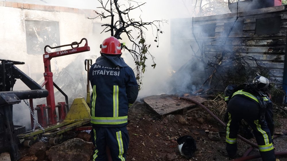 Dikim atölyesi ve deposunda korkutan yangın: Kısa sürede her yeri sardı