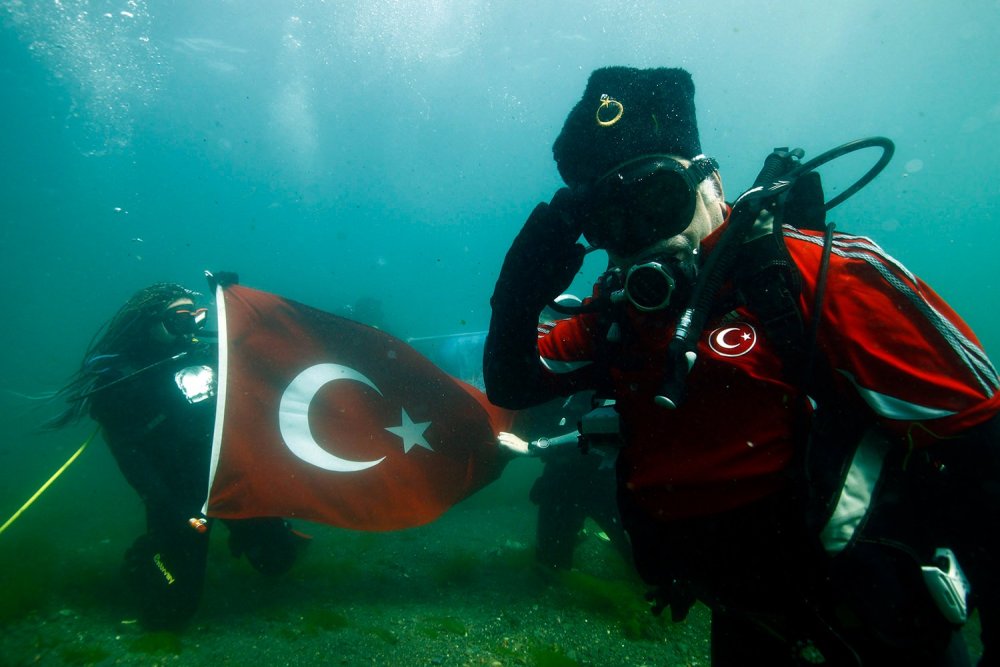 Dolmabahçe önünde "100. yıl" dalışı