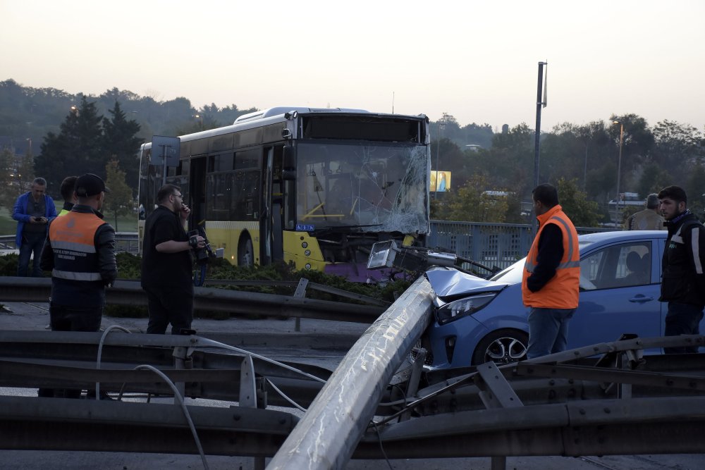 İETT otobüsü direği devirdi: Yol kapandı