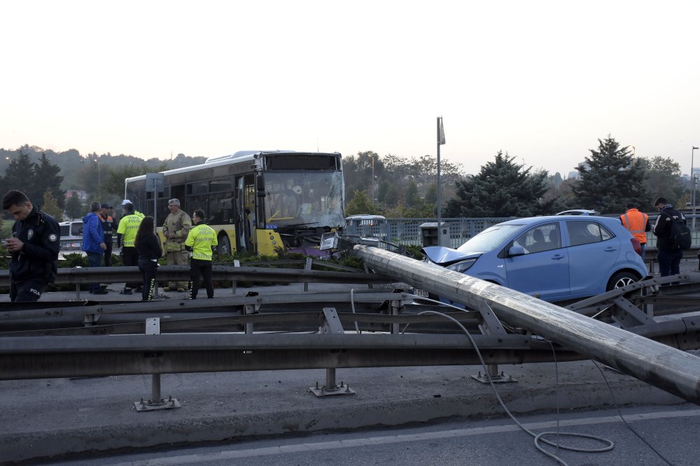 İETT otobüsü direği devirdi: Yol kapandı