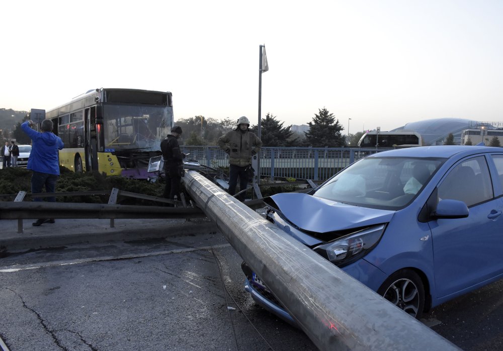 İETT otobüsü direği devirdi: Yol kapandı