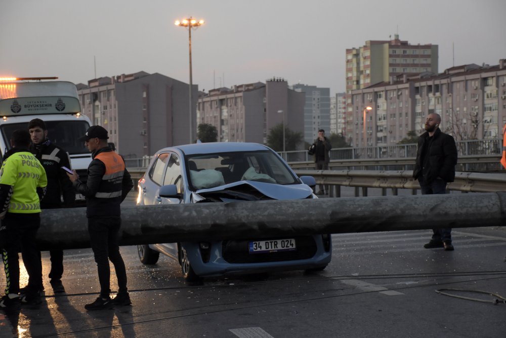 İETT otobüsü direği devirdi: Yol kapandı