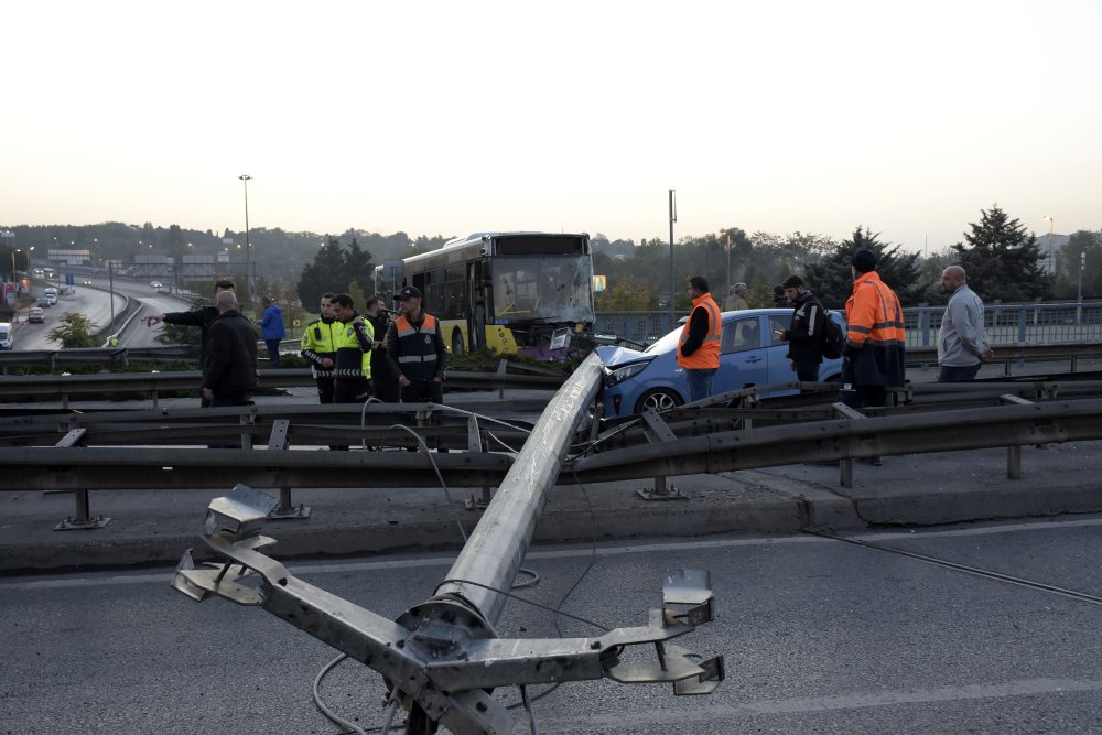 İETT otobüsü direği devirdi: Yol kapandı