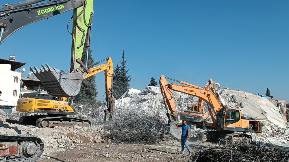 2 kez denenmesine rağmen dinamitle yıkılmamıştı, iş makineleriyle yıkıldı