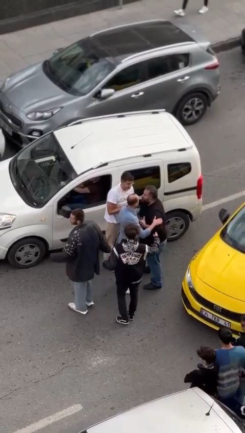 İstanbul'da taksicilerin karıştığı trafik kavgaları: Tehditler, sinir krizi geçirmeler...