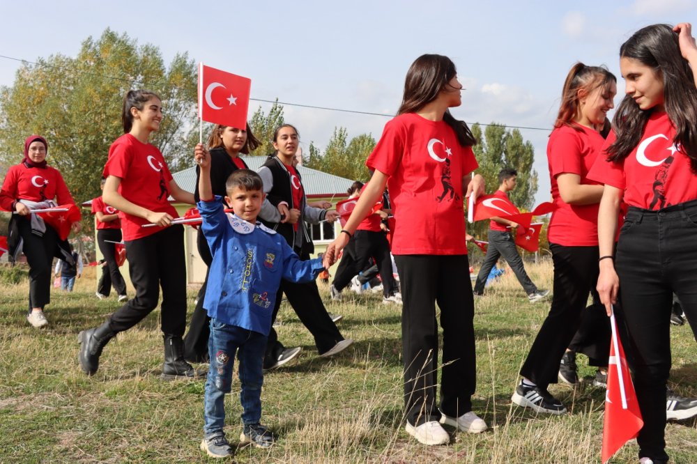 Ağrı Dağı eteğinde 100. yıl koreografisi