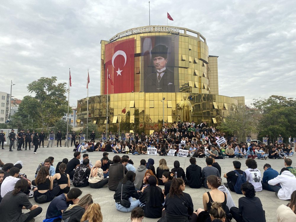 Üniversitelilerden asansörde ölen öğrenci için oturma eylemi: 'Kader değil ihmal'