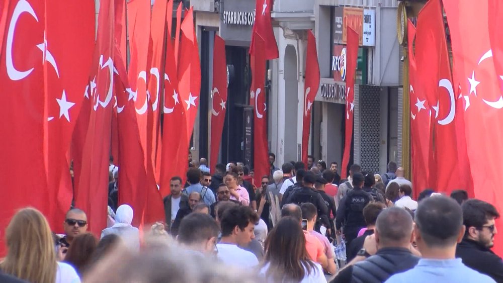 İstiklal Caddesi Türk bayraklarıyla donatıldı