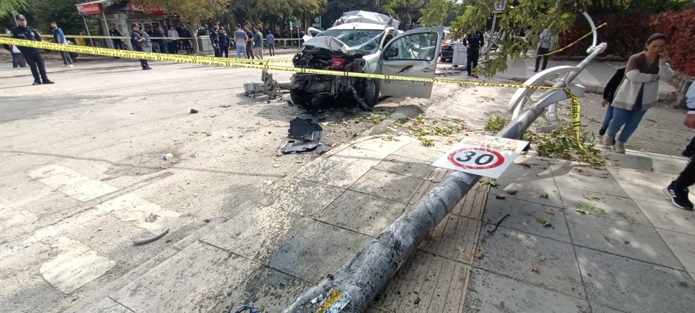 Öğrencileri taşıyan midibüs kontrolden çıktı, parka daldı: Yaralılar var