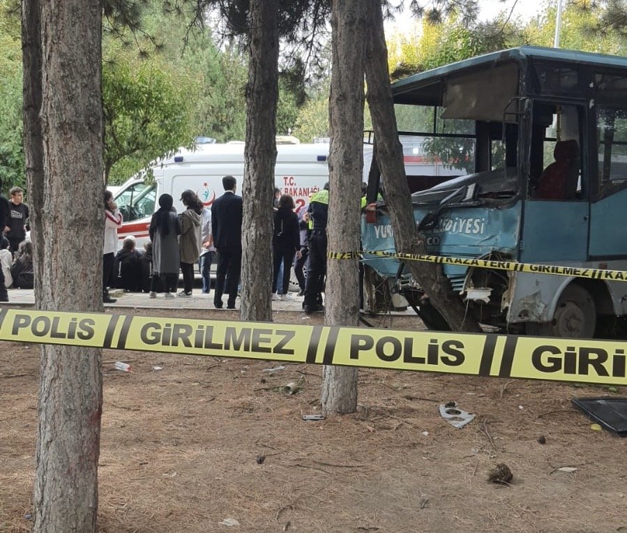 Öğrencileri taşıyan midibüs kontrolden çıktı, parka daldı: Yaralılar var