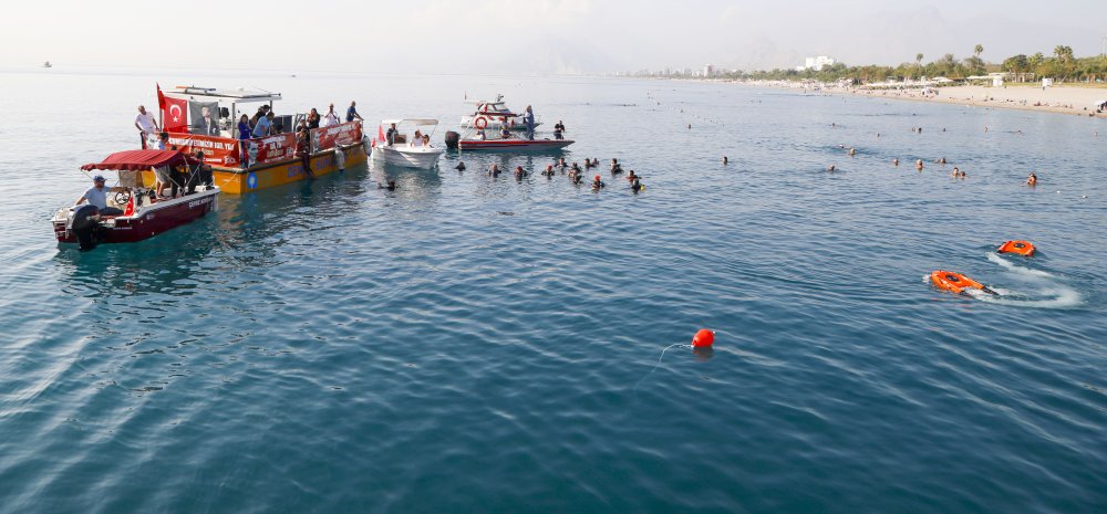 Dünya rekortmeni Ercümen'den 100'üncü yıla özel dalış