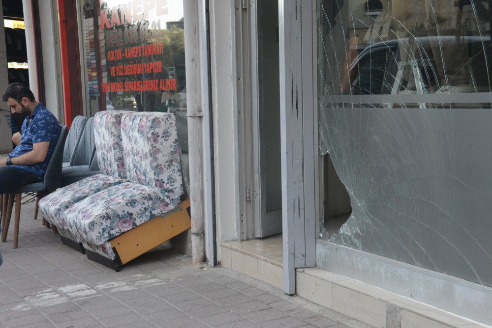 Her şey bir anda oldu! Koltukta uyuyan adama araba çarptı: Ölüm son anda teğet geçti