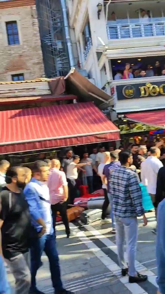 İki esnafın eşya koyma kavgası kanlı bitti: 1'i turist 3 kişi yaralandı