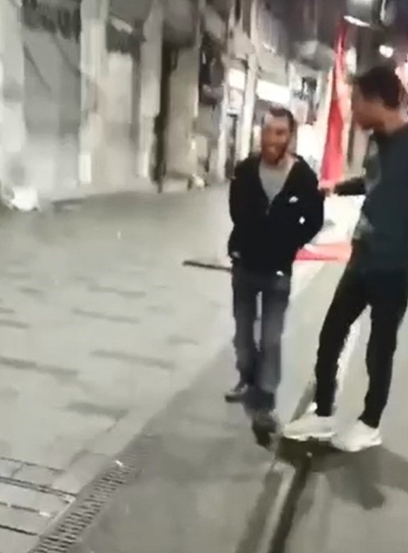 İstiklal Caddesi'nde bayrakları yere atmıştı: Şüpheli gözaltına alındı