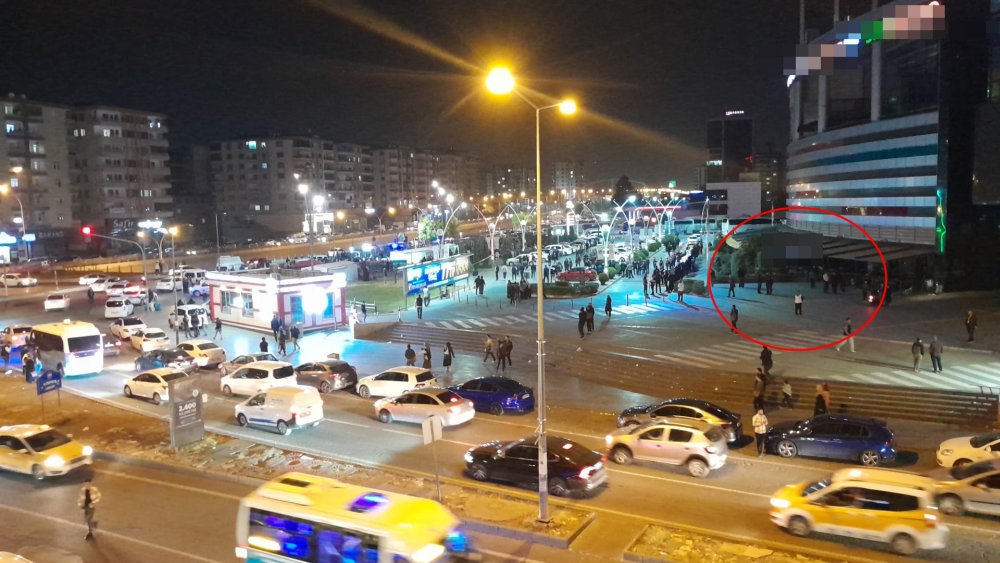 Starbucks şubesine taş, sopa ve sandalyeli saldırı