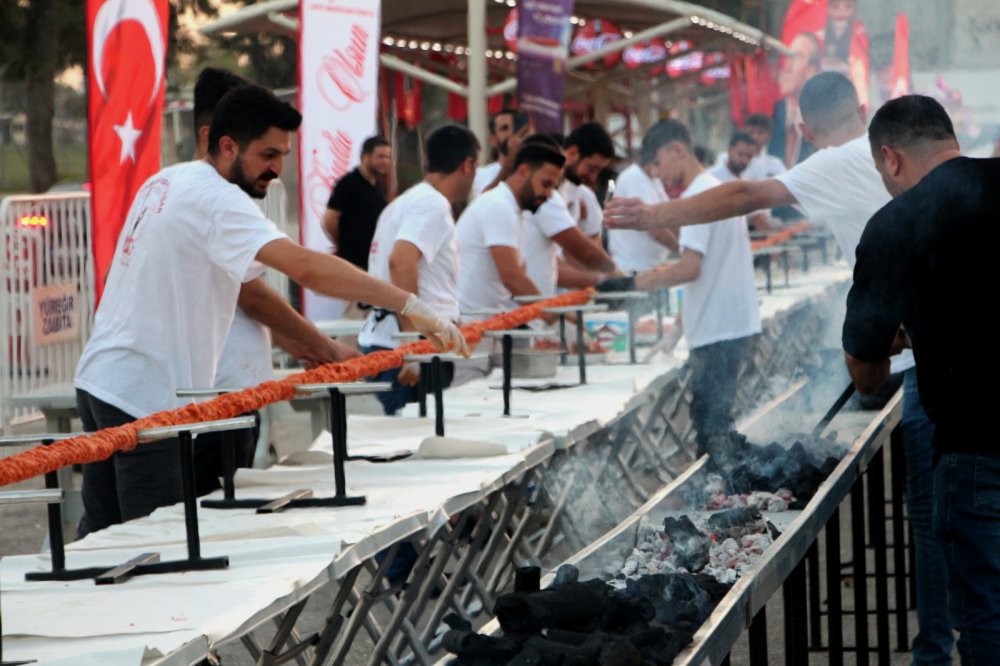 100. yıla özel 100 metrelik kebap!