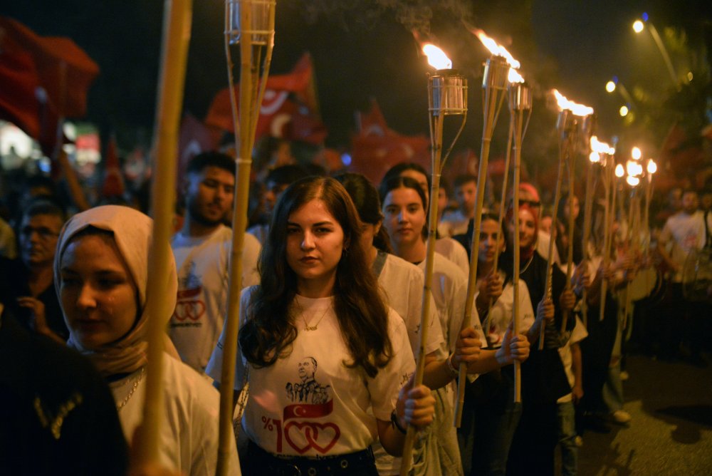 Adana'da Cumhuriyet'in 100’üncü yılında fener alayı yürüyüşü