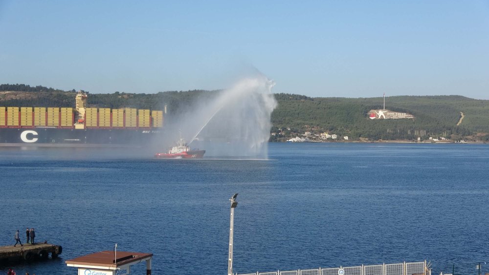 Dünyanın en büyük gemilerinden biri Çanakkale Boğazı’nda