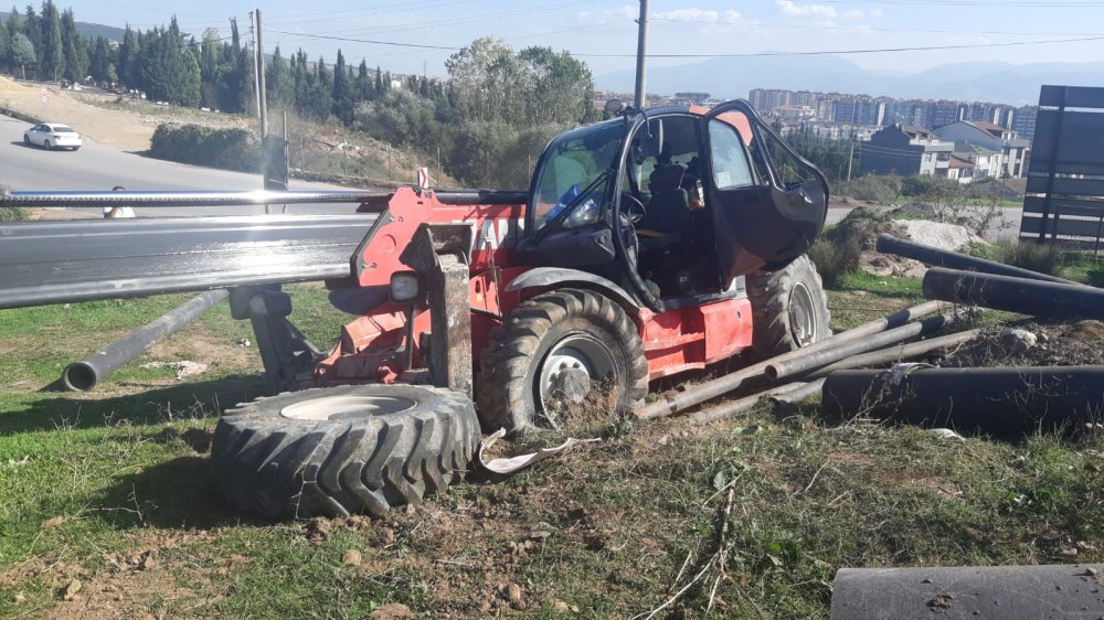 İş makinesi şarampole yuvarlandı: Operatör yaralı