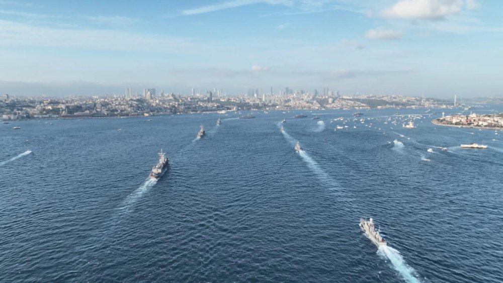 İstanbul Boğazı'nda Türk donanması coşkusu